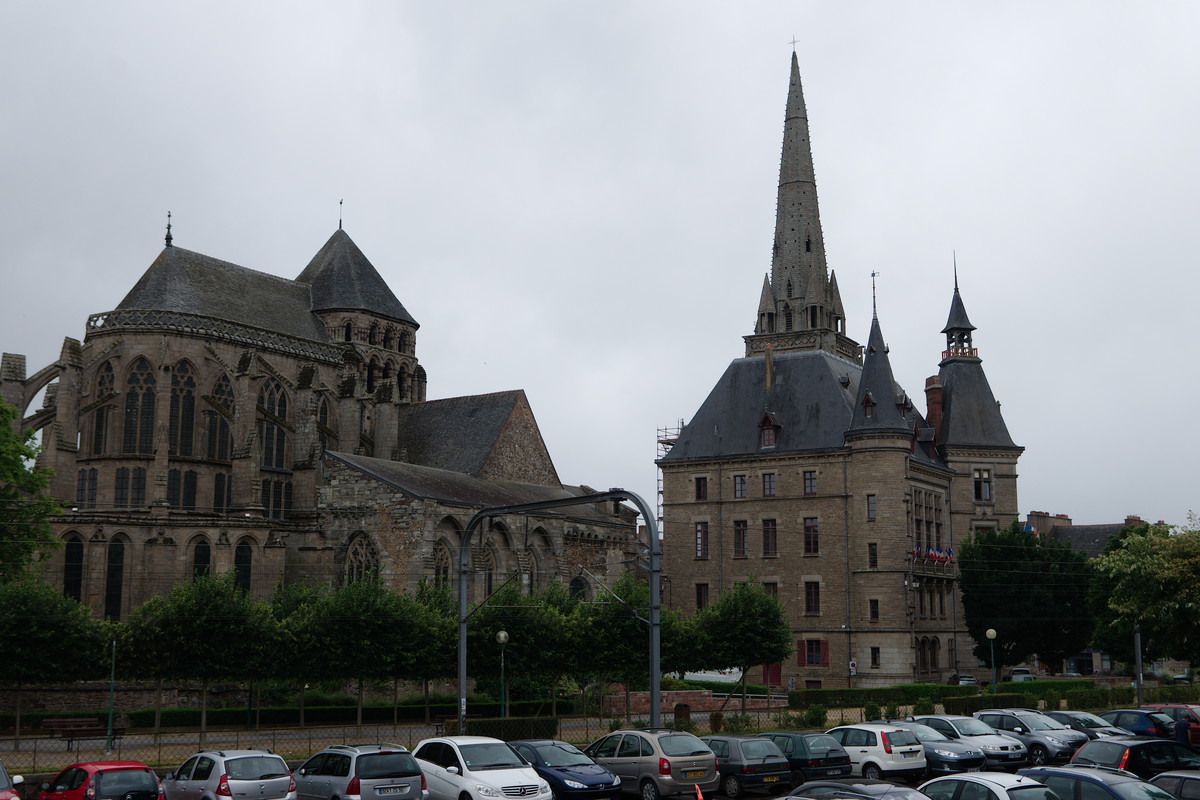 La cathédrale et l'hôtel de ville de Redon